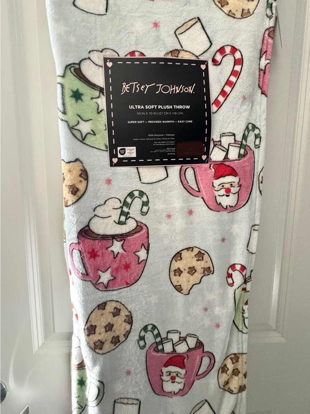 BETSEY JOHNSON CHRISTMAS HOT COCCA COOKIES & CANDY CANES ULTRA SOFT PLUSH THROW